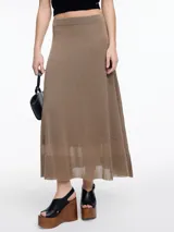 Falda larga evasé de punto con lurex color marrón.