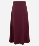 Pollera midi evasé color vino tinto, confeccionada en bengalina. Presenta un recorte horizontal en la parte delantera.