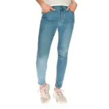 Pantalón de jean gris oscuro, corte skinny y tiro medio.