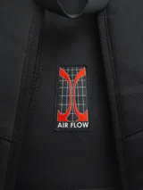 Mochila negra con detalles en rojo, con múltiples compartimentos y cierre con cremallera.