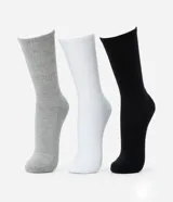 Kit de tres pares de medias deportivas de caña larga, confeccionadas en algodón, poliamida y elastano. Incluye un par gris, un par blanco y un par negro.