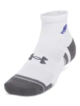 Pack de tres pares de medias Under Armour unisex, de corte tobillero, color blanco con detalles en gris y logo de la marca bordado en diferentes colores.