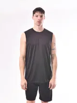 Musculosa deportiva color verde militar con cuello redondo y corte clásico.