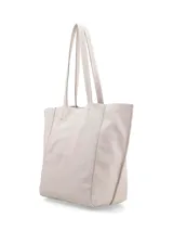 Cartera shopper de cuero color crudo, con terminaciones al corte y bolsillo interior con cierre.