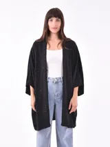 Saco negro con pequeños detalles blancos, de corte holgado y mangas 3/4.