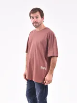 Remera negra de corte oversize y mangas cortas.