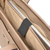 Cartera tipo tote bag de mujer, color taupe, con textura de cuero granulado. Presenta asas largas fijas y herrajes metálicos color níquel. Incluye un logo XL aplicado en el frente.