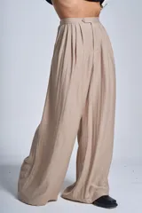 Pantalón de vestir color beige, de corte palazzo, con cintura alta, pinzas delanteras y elástico en la parte trasera de la cintura.
