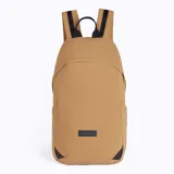 Mochila unisex color beige de 12 litros, plegable y repelente al agua, con panel trasero y correas acolchadas, dos bolsillos de malla para botellas, organizador interno y detalles reflectantes.