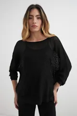 Sweater negro calado con escote barco y mangas 3/4.