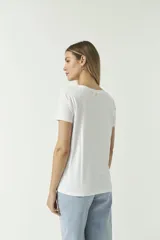Remera básica lila de algodón con cuello redondo y mangas cortas.