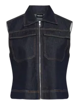 Chaleco de denim azul oscuro con cuello con solapas, cierre frontal con cremallera metálica y dos bolsillos de parche en el pecho.
