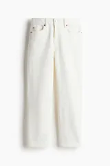 Jean de cinco bolsillos color blanco, de corte ajustado con tiro alto y piernas tobilleras.