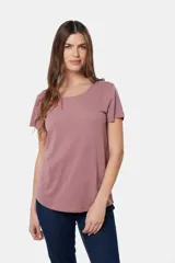 Remera azul de algodón y poliéster, de corte recto, cuello redondo y manga corta.