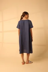Vestido midi color celeste con escote en V y mangas cortas.