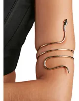 Brazalete dorado en forma de serpiente que se enrosca en el brazo.