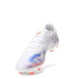 Championes de fútbol 11 Puma Future 8 Play FG, color blanco con detalles en naranja y azul.