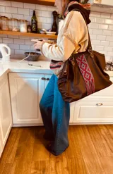 Canguro beige de polar de pana con interior de corderito, bolsillo XL y capucha tejida con diseño geométrico.