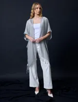 Kimono negro de gasa plisada con detalles de lurex y terminación desflecada.