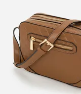 Bolso bandolera pequeño color marrón con textura geométrica en relieve. Tiene correa larga regulable, cierre de cremallera y separadores internos.