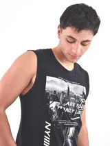 Musculosa blanca con estampado de una cancha de baloncesto y texto en negro y naranja. El texto dice 'New York Street Basketball', 'Save everyone who has attitude is not a way of thinking, is a way of living' y 'N.Y.C'.