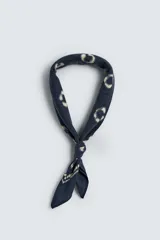 Pañuelo bandana azul marino con estampado de círculos blancos.