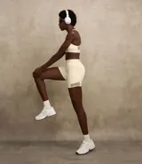 Bermuda deportiva color crema, confeccionada en microfibra pesada, con cintura elástica con lettering GYM texturizado y bolsillos laterales.