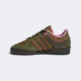 Championes Adidas Rivalry Low 86 Simpsons, color verde con detalles en marrón y rosa. Inspirados en el episodio anual Treehouse of Horror de Los Simpsons, con exterior de piel sintética y piel, forro interno textil y mediasuela de EVA.