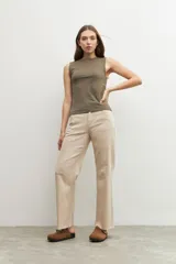 Musculosa verde oliva sin mangas, con botones en los hombros, ideal para el uso diario.