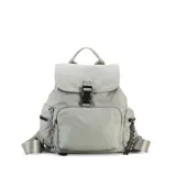 Mochila verde militar de nylon con tapa y broche metálico. Tiene apertura superior con cierre marinero, bolsillos internos, bolsillo con cierre metálico al frente y laterales. Incluye asas rígidas de mano y correas regulables para colgar en la espalda.