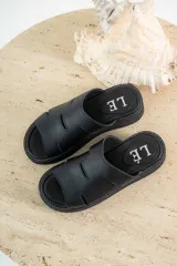 Sandalias marrones de gamuza con plataforma y tiras con aberturas.