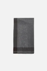 Bufanda gris con diseño a cuadros en tonos marrón y gris oscuro.