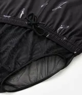 Bermuda de baño masculina confeccionada en microfibra negra con estampado de ballenas blancas. Posee cintura elástica con cordón ajustable y un bolsillo trasero.