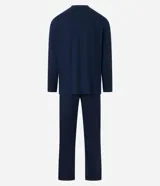 Pijama largo de algodón azul marino para hombre, compuesto por remera de manga larga con cuello redondo y pantalón con cintura elástica y lazo ajustable. Presenta detalle de bies contrastante en color crema en cuello, puños y laterales del pantalón.