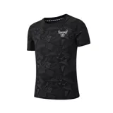 Remera negra de algodón con estampado all over del logo y nombre del equipo Chicago Bulls en gris. Logo del equipo bordado en el pecho.