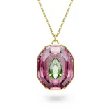 Colgante con cadena dorada y dije octogonal con piedra rosa y piedra verde en forma de pera superpuesta.