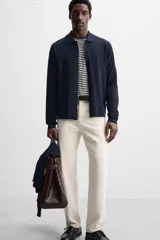 Camisa de punto azul marino, corte regular fit, tejida en hilatura con mezcla de lyocell. Cuello solapa, manga larga con acabados en rib y cierre frontal de botonadura.