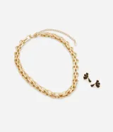Conjunto de collar de cadena dorada con eslabones rectangulares y aros tipo botón con forma de flor marrón con borde dorado.