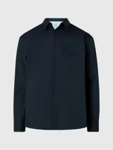 Camisa negra de popelina con corte relaxed, cierre frontal con botones, mangas largas y dos bolsillos con solapa en el pecho.