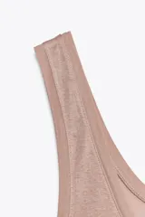 Camiseta de algodón color beige, de corte ajustado, escote redondo y sin mangas.