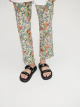 Sandalias blancas con doble tira ancha y plataforma negra.