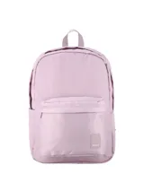 Mochila negra de poliéster con un bolsillo frontal y logo de la marca en la parte inferior.