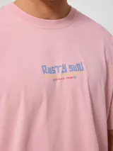 Remera negra de algodón con estampado en la espalda que incluye un sol estilizado, texto con la marca "Rusty" y la frase "Golden Sun - Endless Waves".