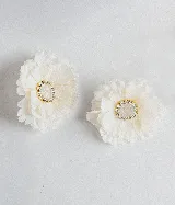 Par de caravanas con forma de flor de tela color crema y centro con strass y resina dorada.