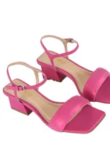 Sandalias fucsia de cuero con tira ancha, pulsera delicada al tobillo y tacón bloque de 5 cm.
