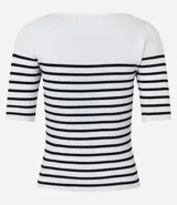 Blusa de punto con textura acanalada, escote barco y mangas 3/4. Diseño a rayas horizontales blancas y negras.
