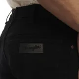 Pantalón jean Wrangler de corte recto, color negro.