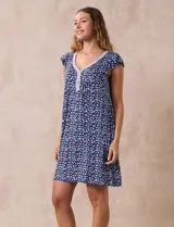 Camisón corto negro con estampado de lunares blancos, escote en V con puntilla blanca y botones.