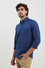 Camisa celeste de manga corta con cuello abotonado y bolsillo en el pecho.