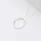 Collar de plata 925 con dije circular irregular.